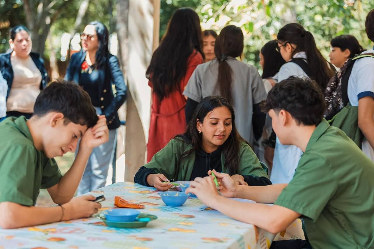 Estudiantes en el comedor