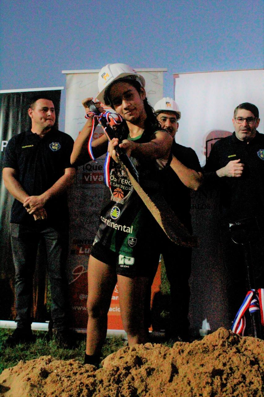 Joven deportista de PRODE recibiendo reconocimiento