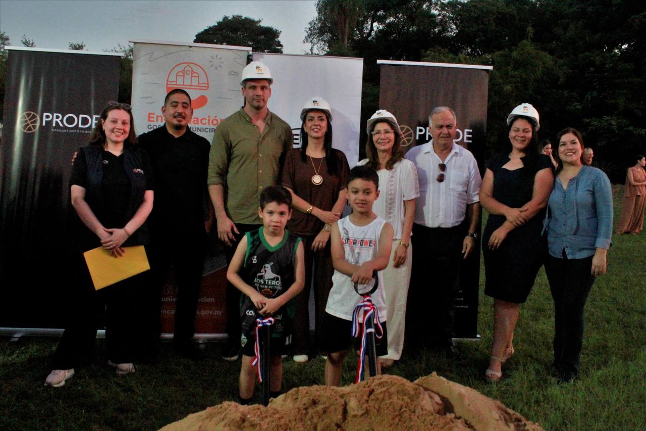 Foto grupal del evento con autoridades y representantes de las instituciones