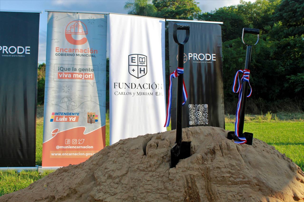 Banners de la Fundación, Gobierno Municipal y PRODE en el evento