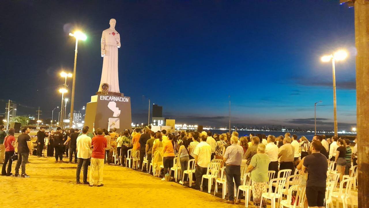 Evento nocturno en el monumento